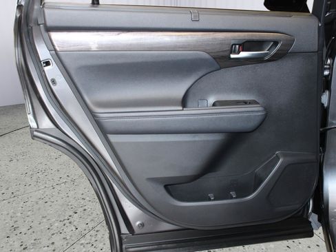 Used 2024 Toyota Highlander Platinum AWD/4WD image 46