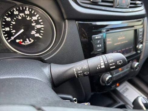 Used 2018 Nissan Rogue S image 22