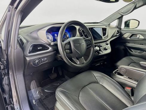 Used 2020 Chrysler Pacifica Touring-L w/ Advanced Safetytec Group AWD/4WD image 9