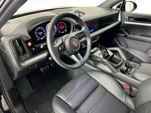 Certified 2025 Porsche Cayenne S image 4
