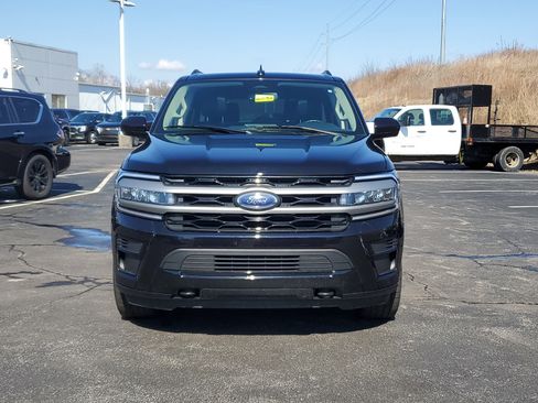 Used 2023 Ford Expedition Max XLT image 2