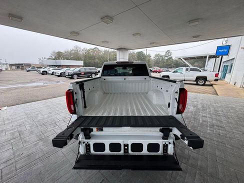 Used 2025 GMC Sierra 1500 SLT image 9