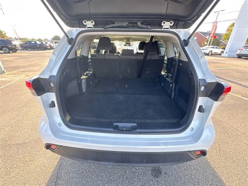 Certified 2023 Toyota Highlander L image 18