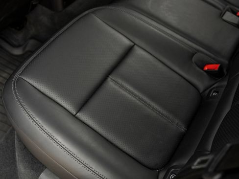 Certified 2024 Porsche Macan AWD/4WD image 32