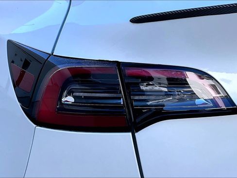 Used 2021 Tesla Model Y Long Range image 27