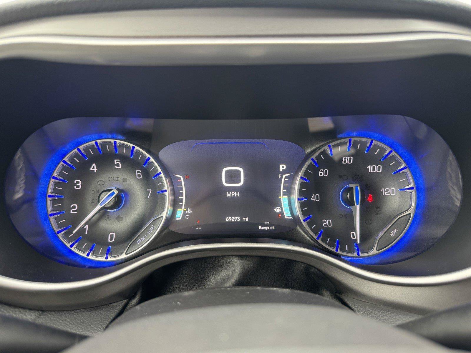 Used 2023 Chrysler Pacifica Touring-L FWD image 13