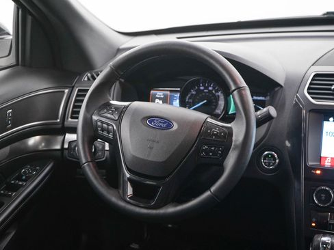 Used 2018 Ford Explorer XLT w/ Equipment Group 202A AWD/4WD image 15
