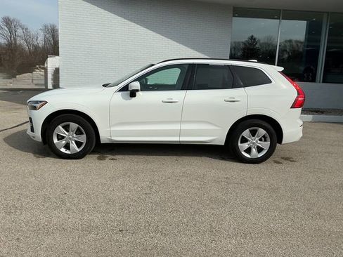 Used 2022 Volvo XC60 B5 Momentum image 2