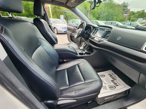 Used 2016 Toyota Highlander XLE AWD/4WD image 18