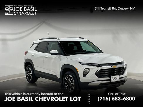 Used 2025 Chevrolet TrailBlazer LT w/ LT Cold Weather Package FWD image 1