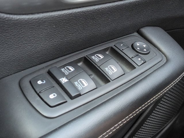 Certified 2025 Chrysler Pacifica Select FWD image 24