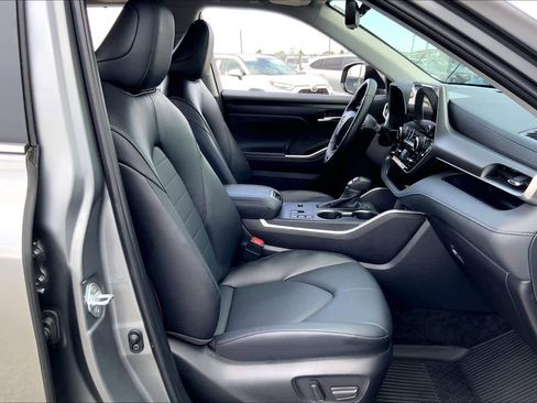 Certified 2025 Toyota Highlander XLE image 8