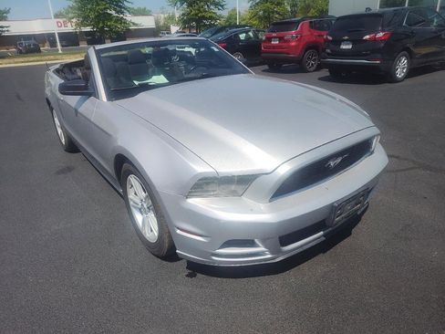 Used 2013 Ford Mustang Convertible RWD image 3