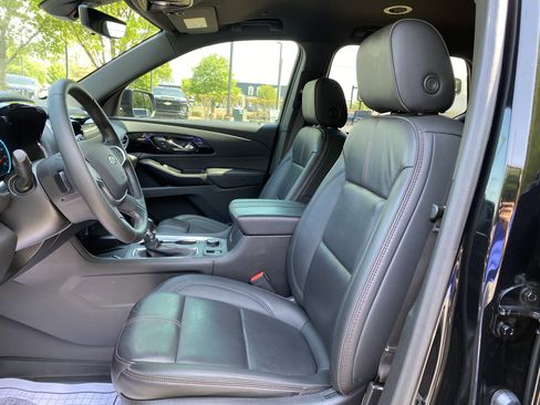 Used 2023 Chevrolet Traverse RS FWD image 16