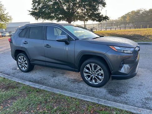 Used 2022 Toyota RAV4 XLE Premium image 7