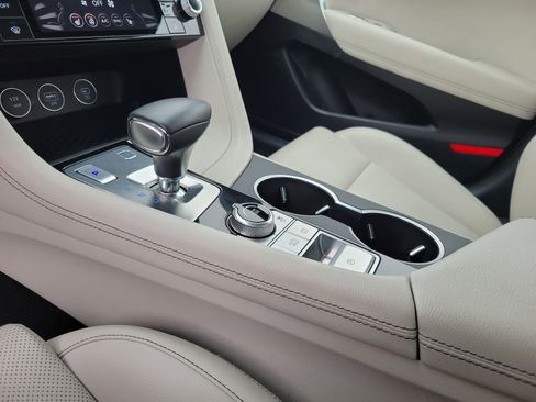 Used 2025 Genesis G70 2.5T image 29