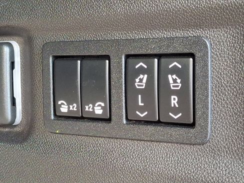 Used 2022 Chevrolet Suburban RST w/ Luxury Package image 29