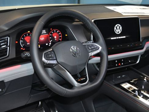 New 2026 Volkswagen Atlas Peak Edition AWD/4WD image 2