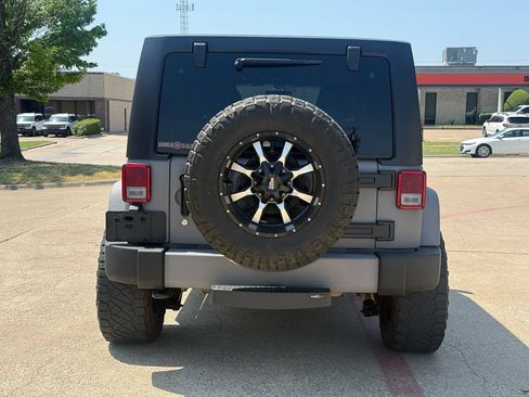 Used 2018 Jeep Wrangler Unlimited Sahara w/ Max Tow Package AWD/4WD image 5