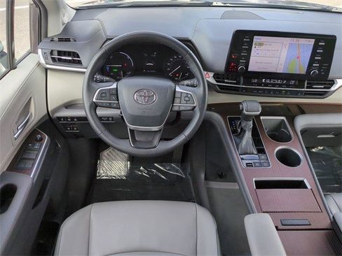 Used 2022 Toyota Sienna XLE image 16