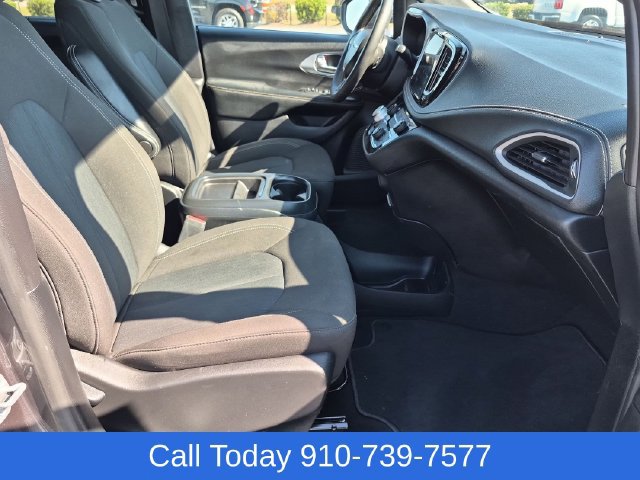 Used 2022 Chrysler Pacifica Touring FWD image 37