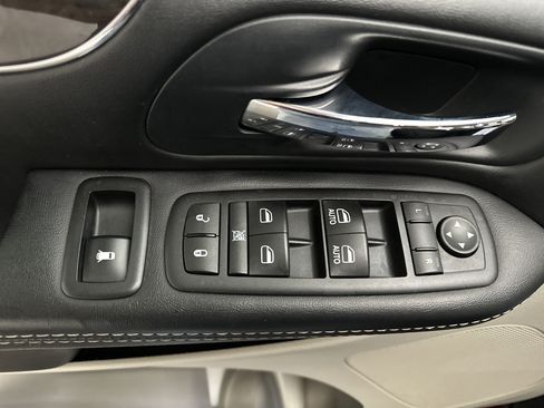Used 2016 Chrysler Town & Country Touring FWD image 16