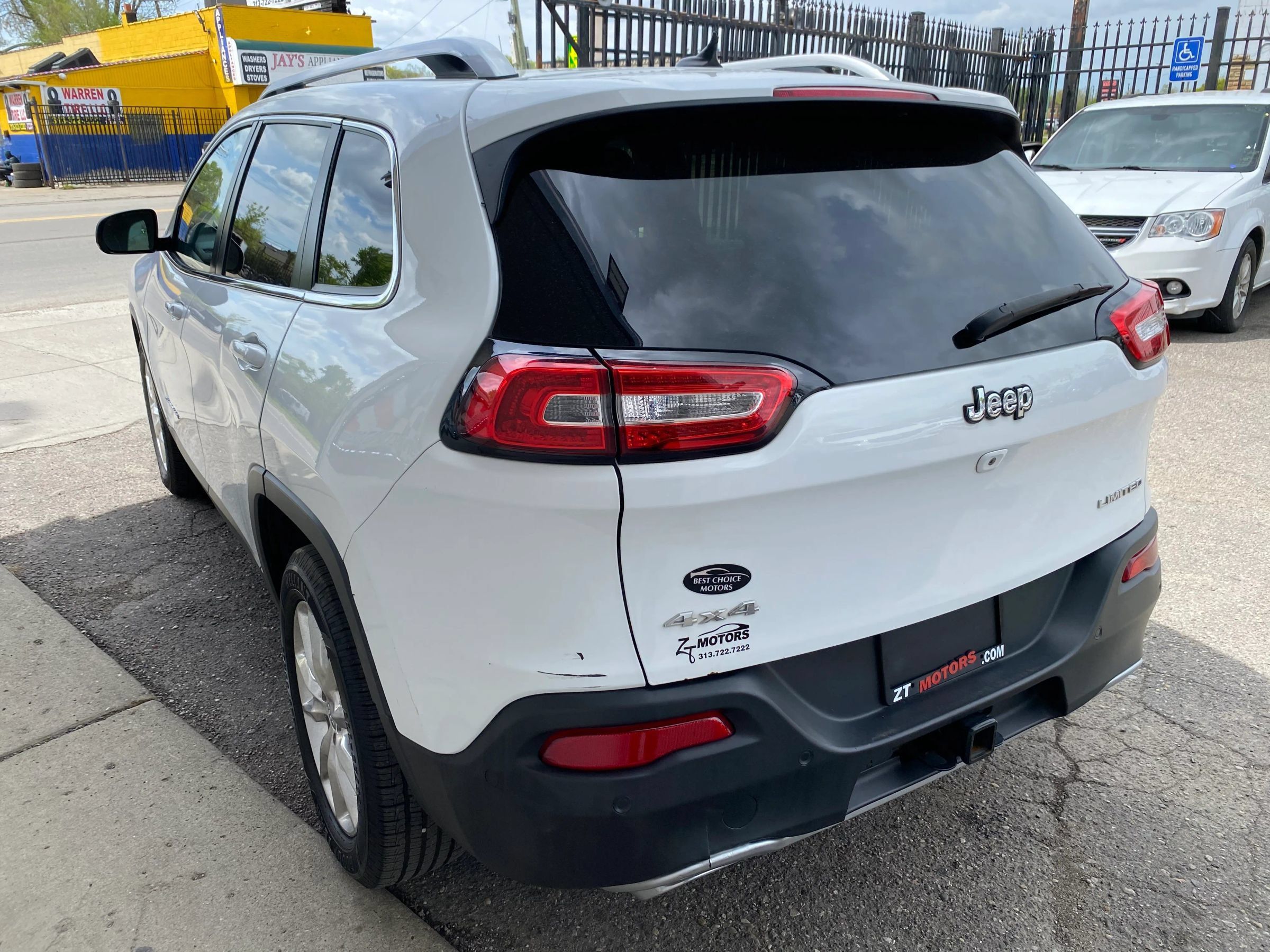 Used 2015 Jeep Cherokee Limited w/ Luxury Group AWD/4WD image 2