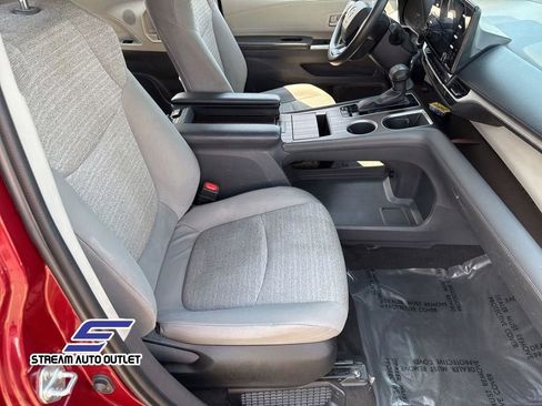 Used 2022 Toyota Sienna LE image 14