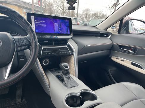 Used 2024 Toyota Venza XLE image 27