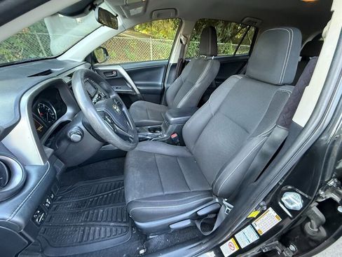 Used 2018 Toyota RAV4 LE image 10