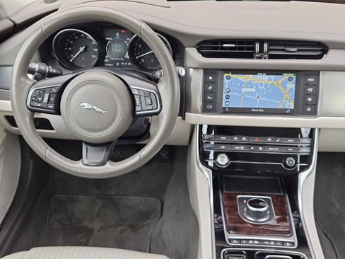 Used 2017 Jaguar XF Prestige image 28