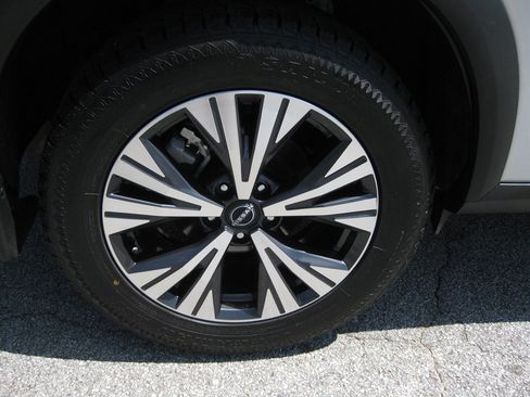 Used 2022 Nissan Rogue SV FWD image 9