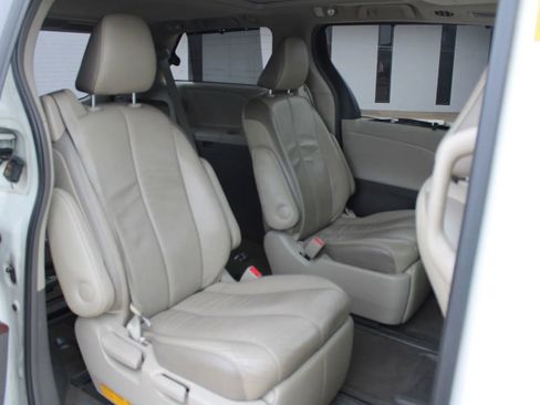 Used 2013 Toyota Sienna Limited image 13