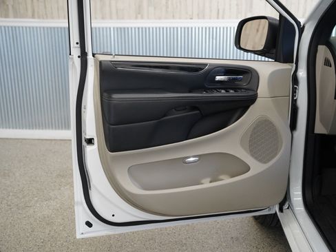 Used 2018 Dodge Grand Caravan SXT image 25