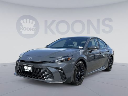 Used 2025 Toyota Camry SE FWD image 1