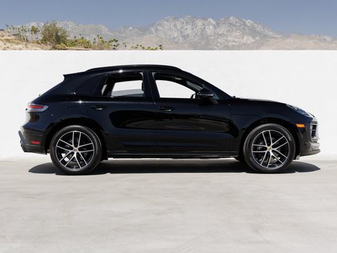 Certified 2025 Porsche Macan AWD/4WD image 8