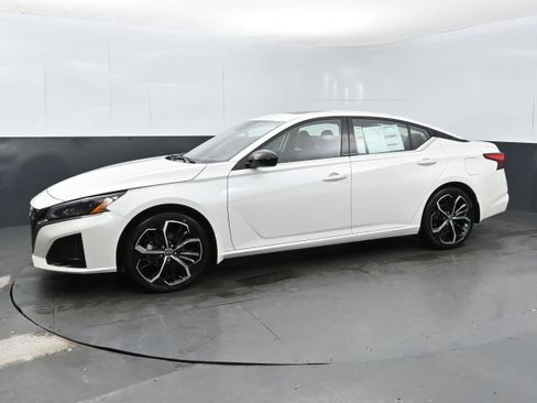 New 2025 Nissan Altima 2.5 SR image 9