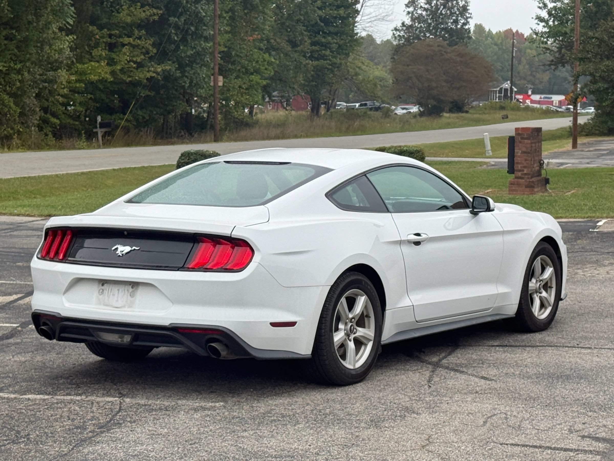Used 2018 Ford Mustang Coupe RWD image 3