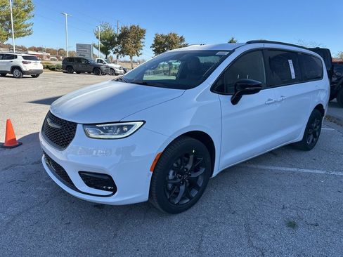 New 2026 Chrysler Pacifica Select image 13