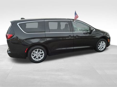 Used 2023 Chrysler Voyager LX image 23