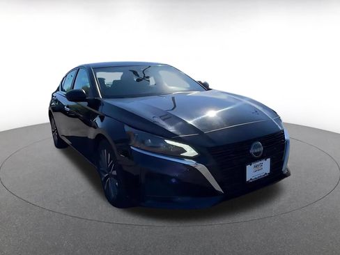Used 2025 Nissan Altima 2.5 SV FWD image 3
