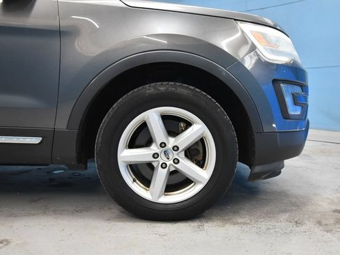 Used 2017 Ford Explorer XLT AWD/4WD image 38