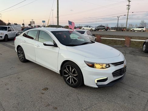 Used 2018 Chevrolet Malibu LT image 3