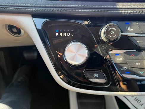 Used 2024 Chrysler Pacifica Limited FWD image 19