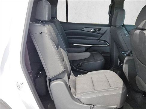 Used 2025 Chevrolet Traverse LT FWD image 16