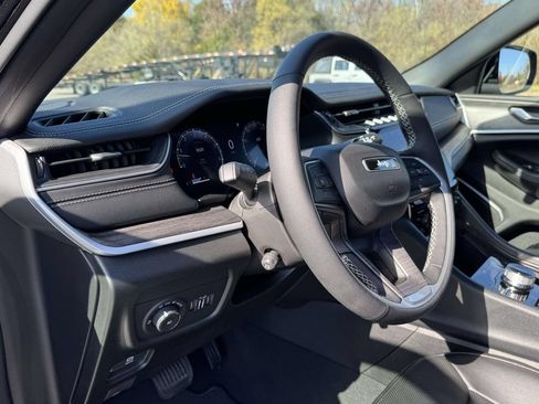 Used 2025 Jeep Grand Cherokee L Limited w/ Luxury Tech Group II AWD/4WD image 2
