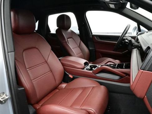 Certified 2024 Porsche Cayenne AWD/4WD image 17