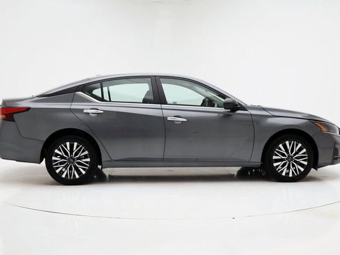 Used 2024 Nissan Altima 2.5 SV image 3