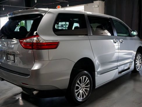 Used 2019 Toyota Sienna XLE Premium FWD image 8