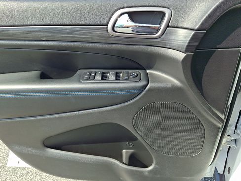 Used 2019 Jeep Grand Cherokee Laredo AWD/4WD image 12
